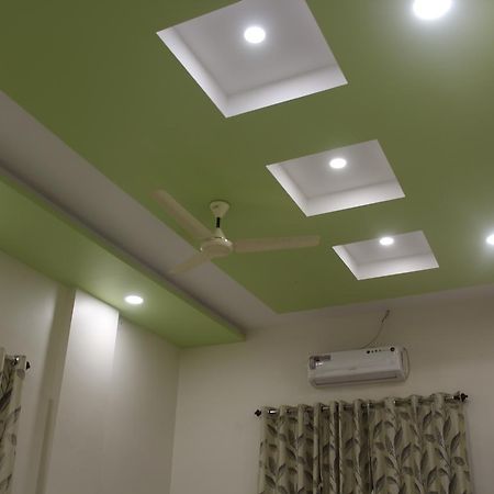 טרימבאק Hotel Radhika Inn מראה חיצוני תמונה
