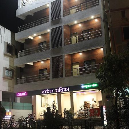 טרימבאק Hotel Radhika Inn מראה חיצוני תמונה