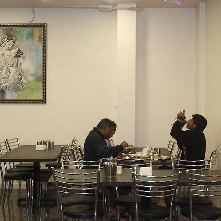 טרימבאק Hotel Radhika Inn מראה חיצוני תמונה