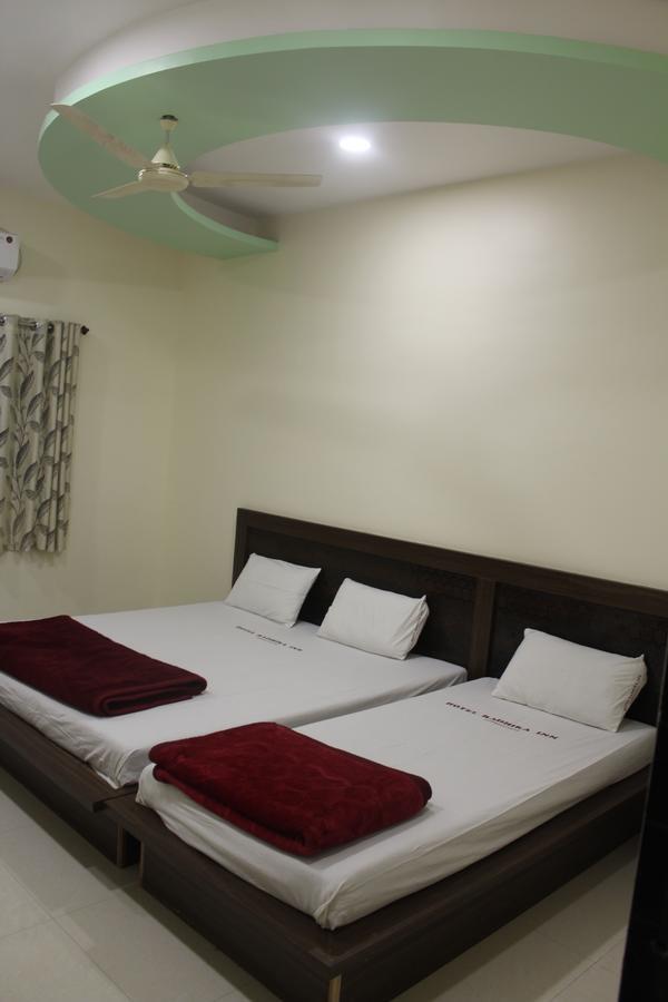 טרימבאק Hotel Radhika Inn מראה חיצוני תמונה