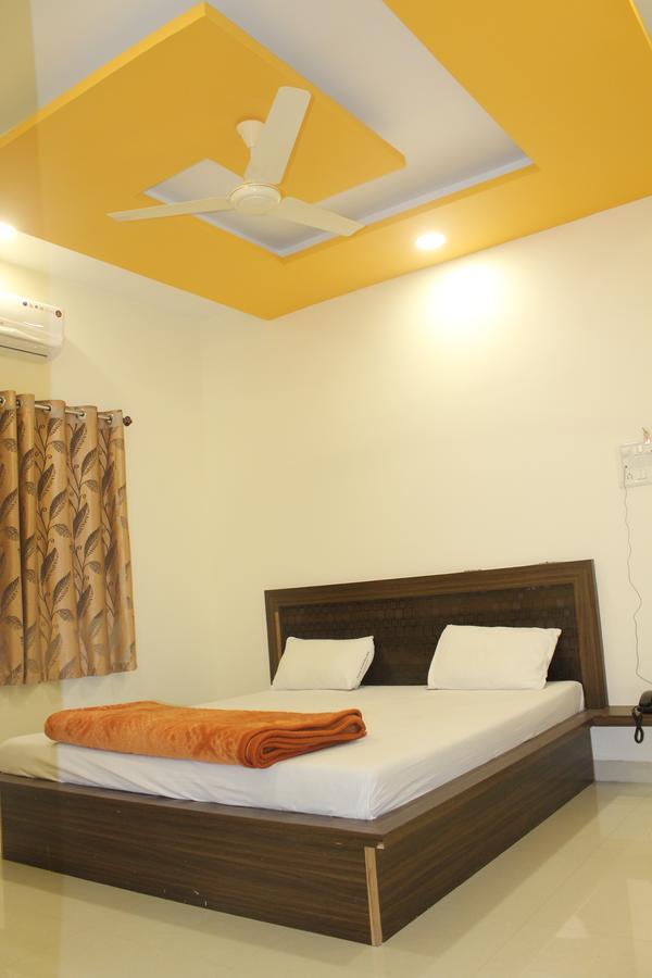 טרימבאק Hotel Radhika Inn מראה חיצוני תמונה