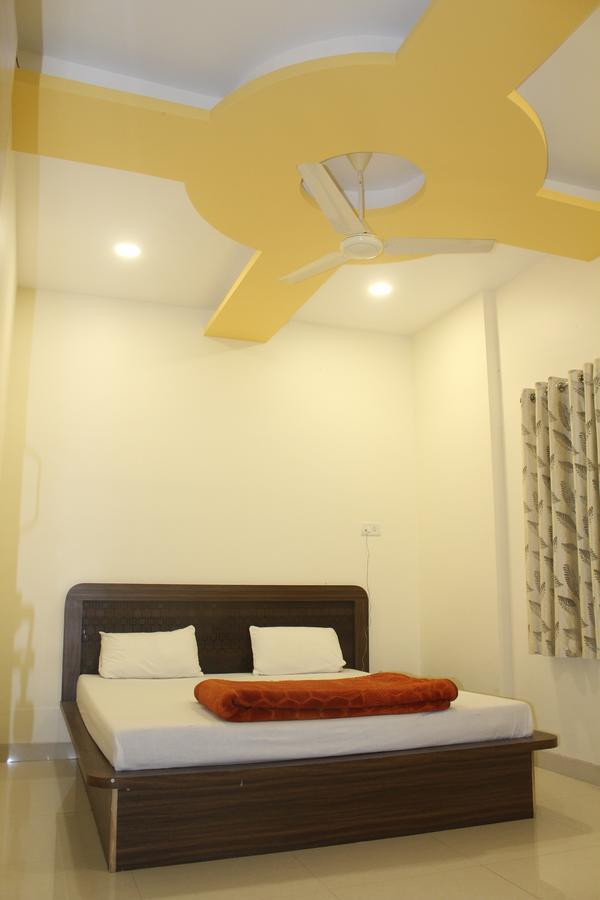 טרימבאק Hotel Radhika Inn מראה חיצוני תמונה