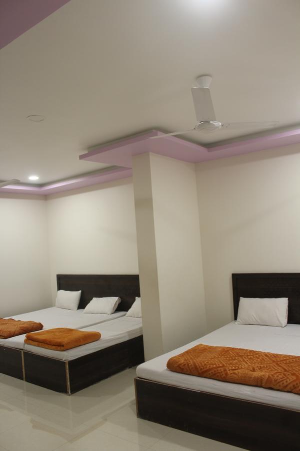 טרימבאק Hotel Radhika Inn מראה חיצוני תמונה