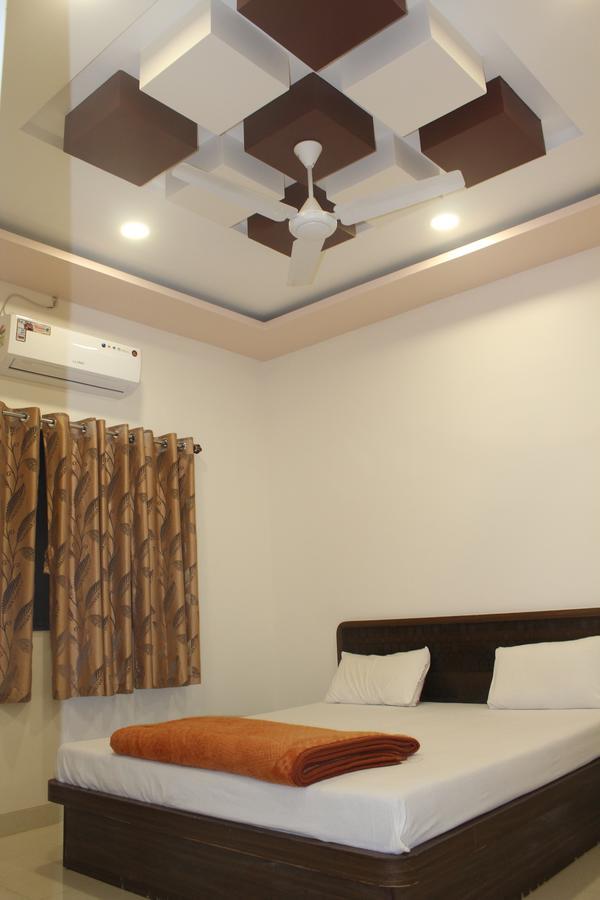 טרימבאק Hotel Radhika Inn מראה חיצוני תמונה