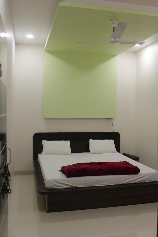 טרימבאק Hotel Radhika Inn מראה חיצוני תמונה
