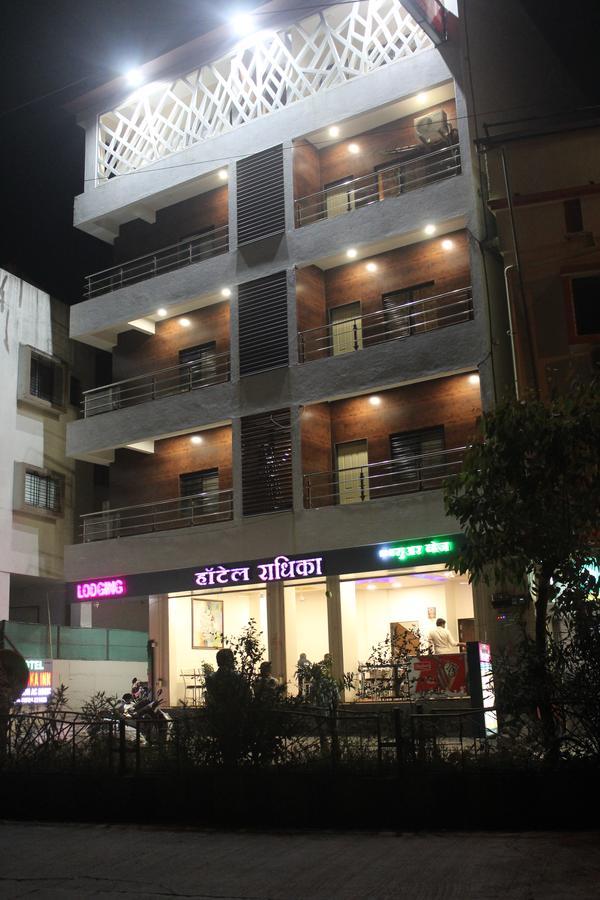טרימבאק Hotel Radhika Inn מראה חיצוני תמונה