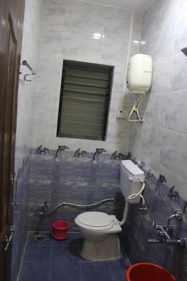 טרימבאק Hotel Radhika Inn מראה חיצוני תמונה