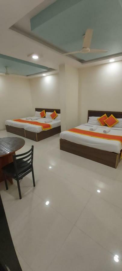טרימבאק Hotel Radhika Inn מראה חיצוני תמונה