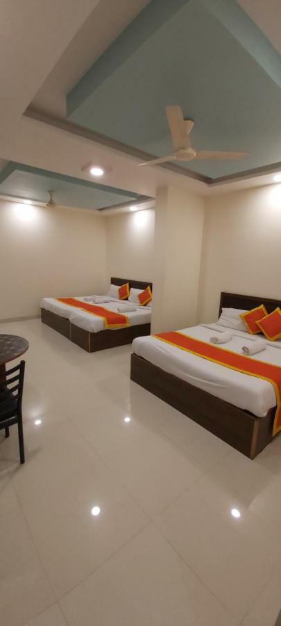 טרימבאק Hotel Radhika Inn מראה חיצוני תמונה