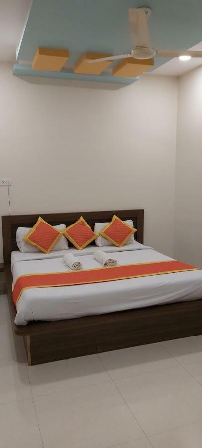 טרימבאק Hotel Radhika Inn מראה חיצוני תמונה
