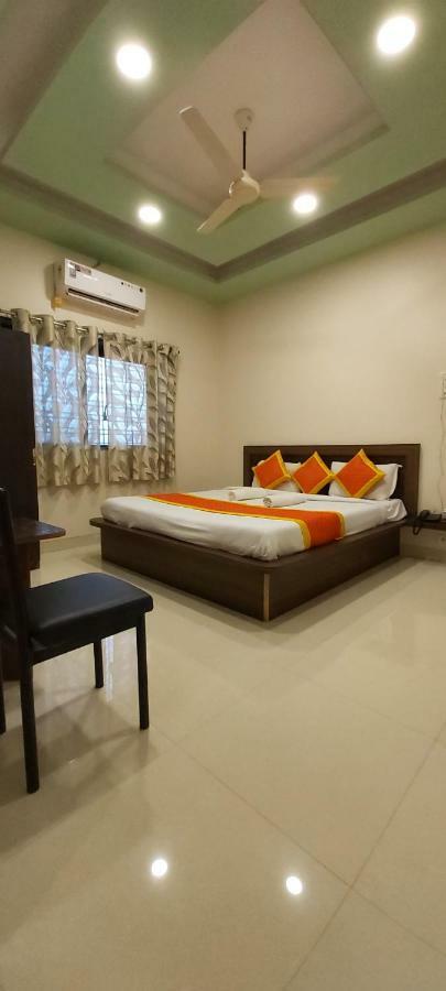 טרימבאק Hotel Radhika Inn מראה חיצוני תמונה