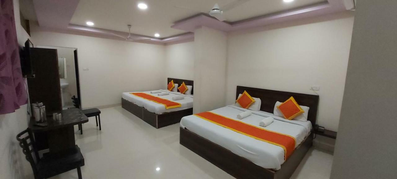 טרימבאק Hotel Radhika Inn מראה חיצוני תמונה