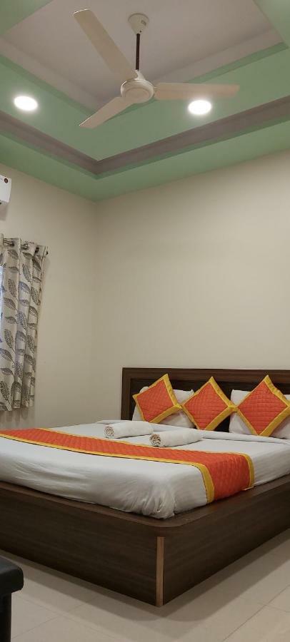 טרימבאק Hotel Radhika Inn מראה חיצוני תמונה