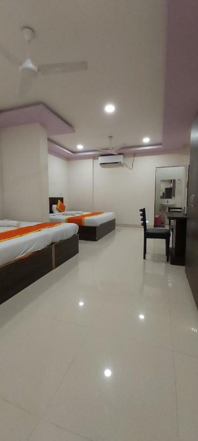 טרימבאק Hotel Radhika Inn מראה חיצוני תמונה