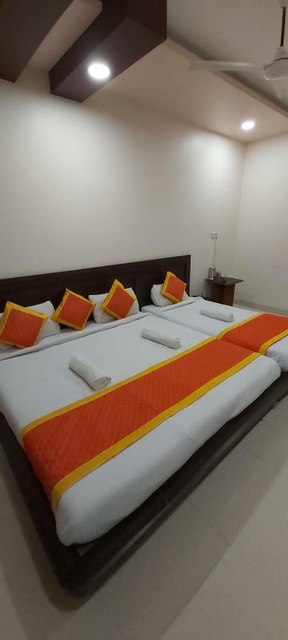 טרימבאק Hotel Radhika Inn מראה חיצוני תמונה